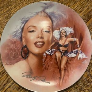 The Bradford Exchange Marilyn Monroe Decorative Plate - Red and White